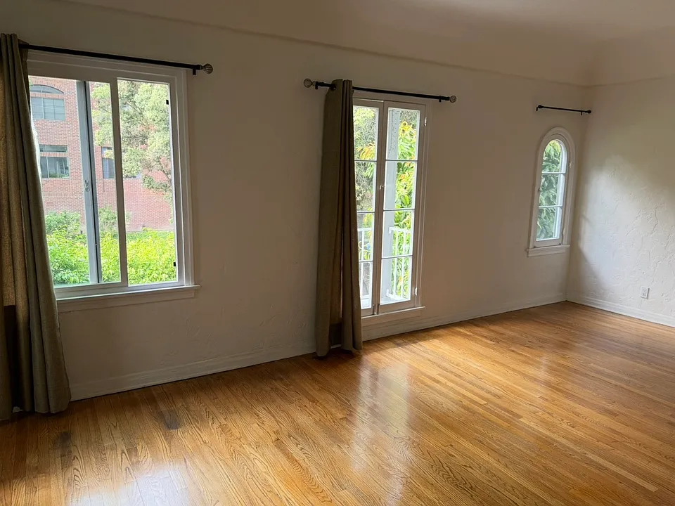 232 N Clark Dr #5