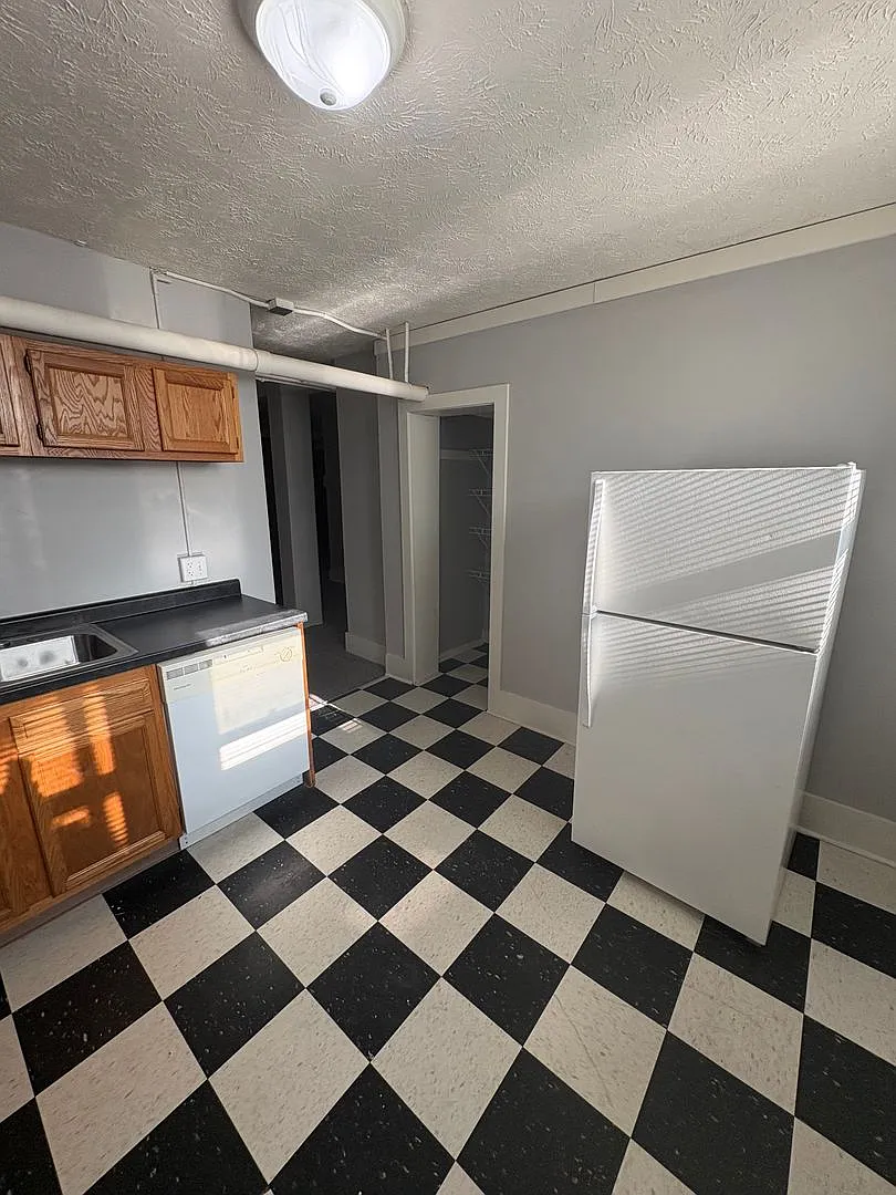 Monticello Apartments (520 S. 31st St.) — Photo 4