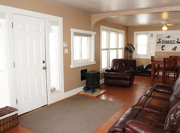 3rd image of 555 S Higbee Ave