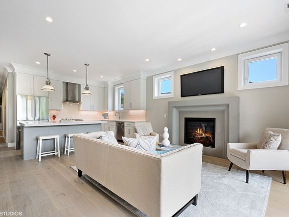 3rd image of 2046 W Foster Ave #3E