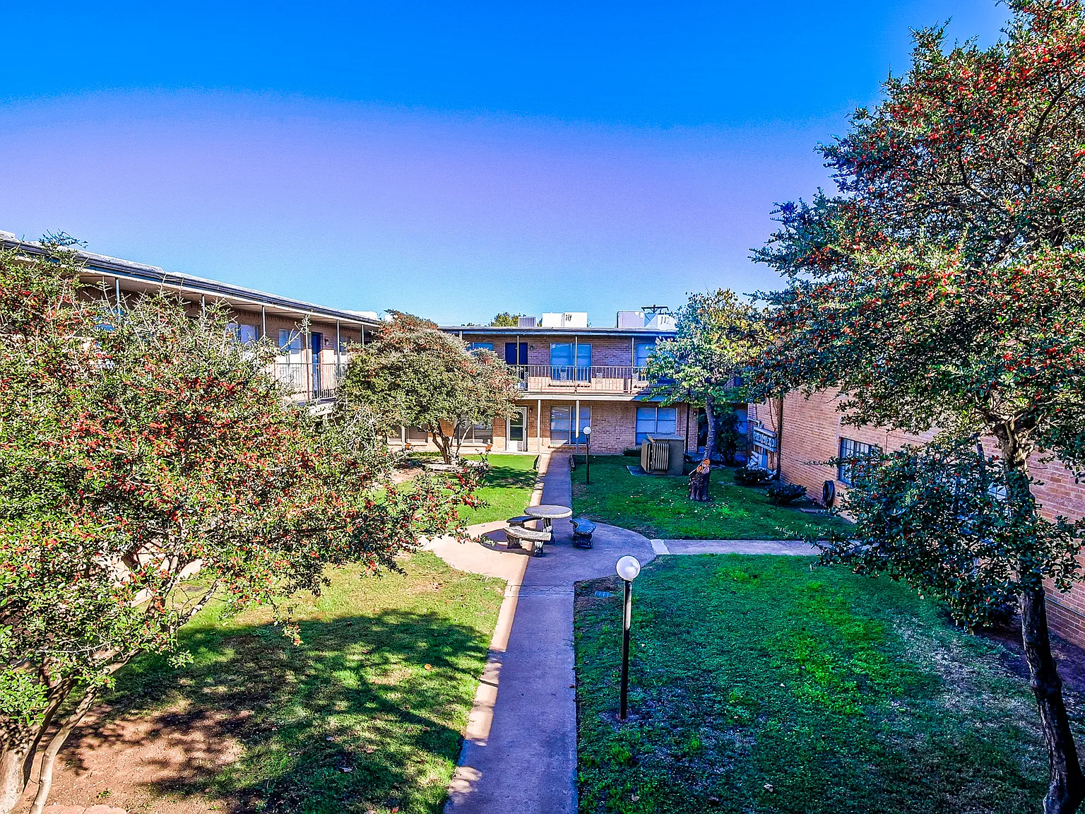 The Crestmont Apartments — Photo 2