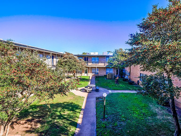 The Crestmont Apartments — Photo 3
