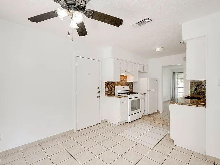 9502 N Creek Dr — Photo 11