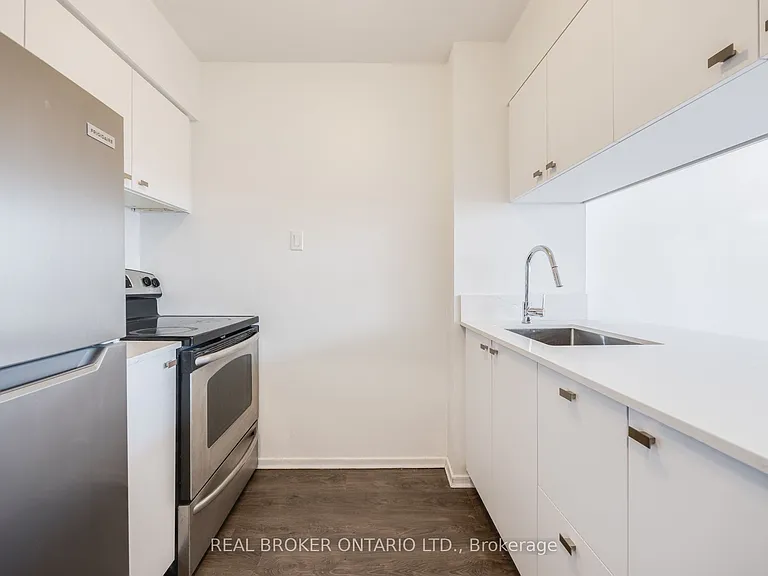 105 McCaul St #708 — Photo 2
