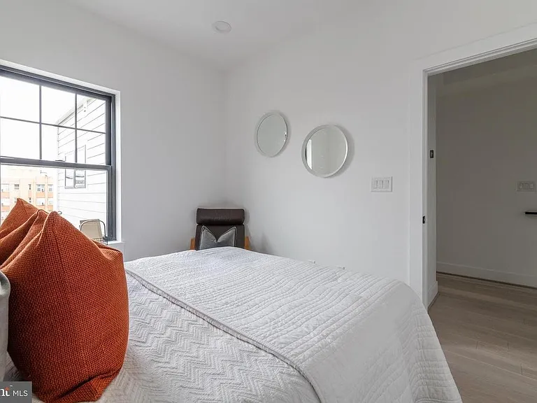 1411 Oak St NW — Photo 10