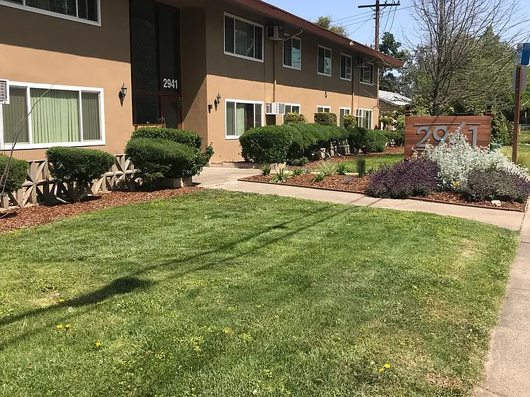 2941 Marconi — Photo 32