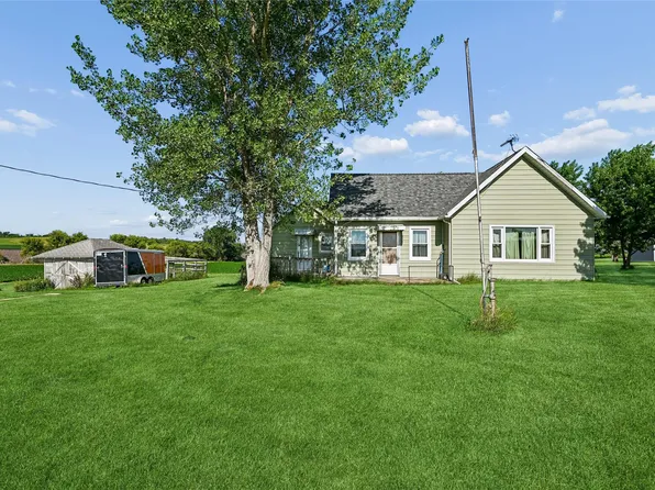 7771 13th Avenue Dr, Belle Plaine, IA 52208