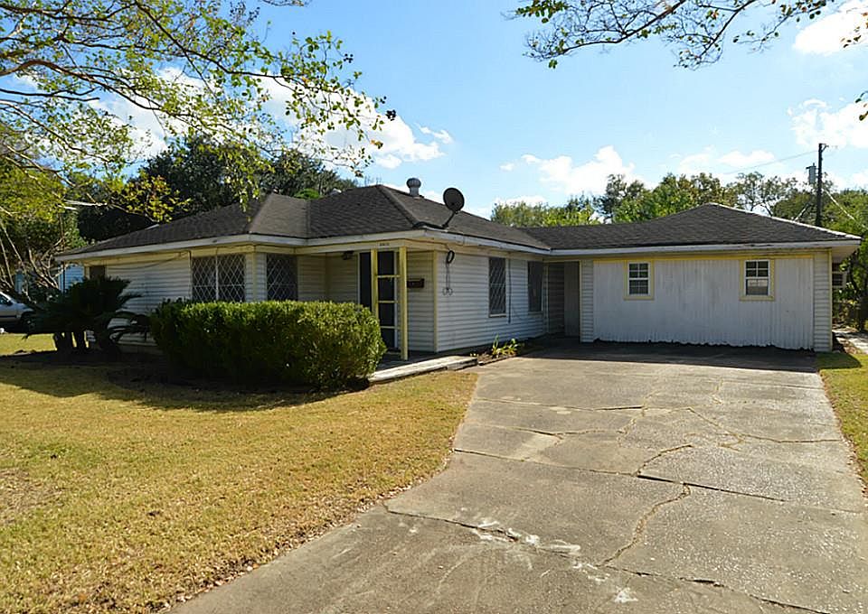 1st image of 2206 8th St