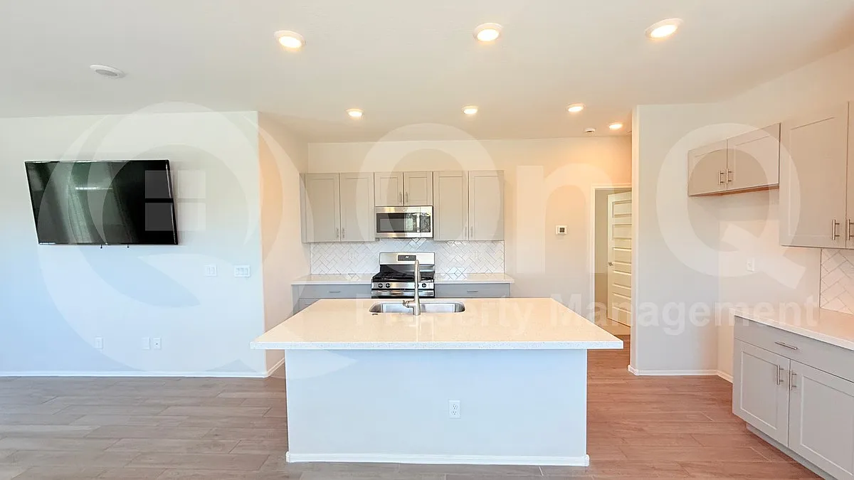 3 bed, 2.0 bath, 1374 sqft, $2,150 — Photo 4