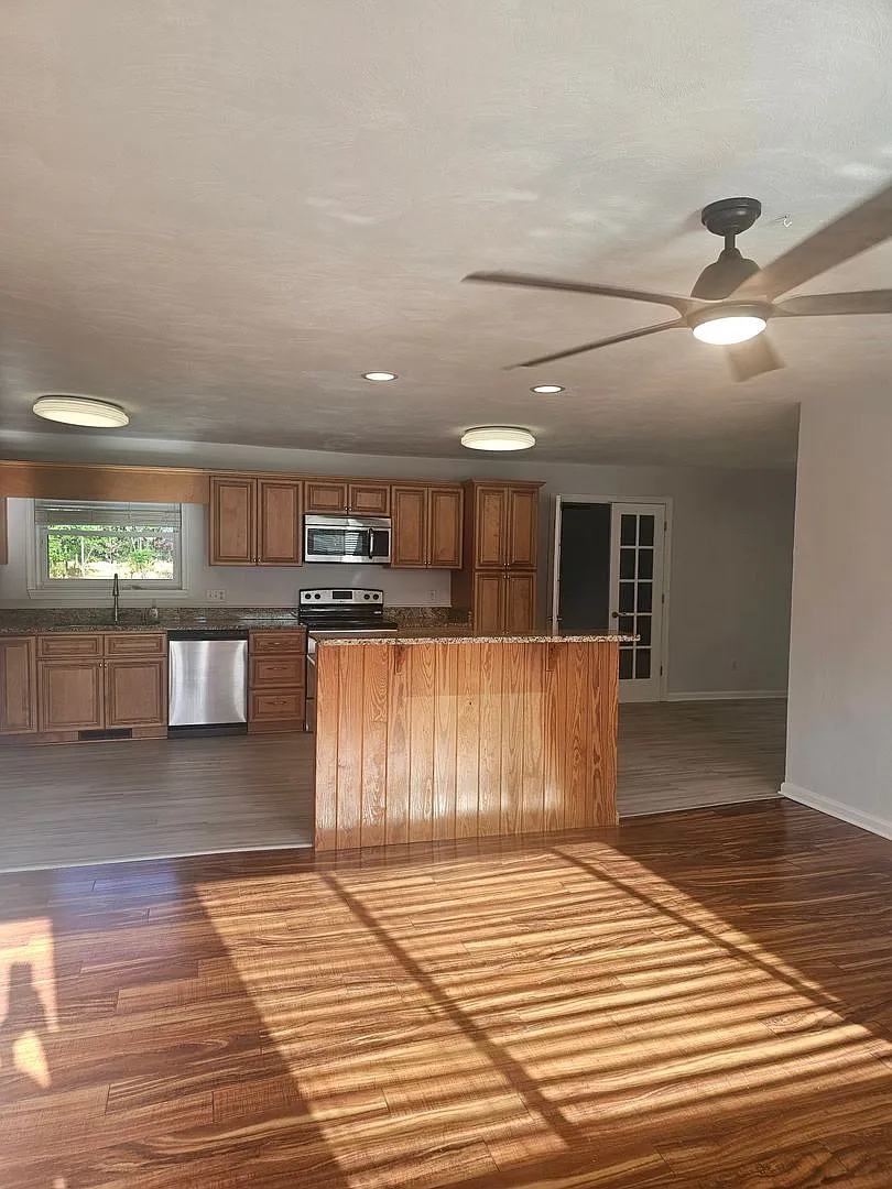 1068 Sharon Dr — Photo 2