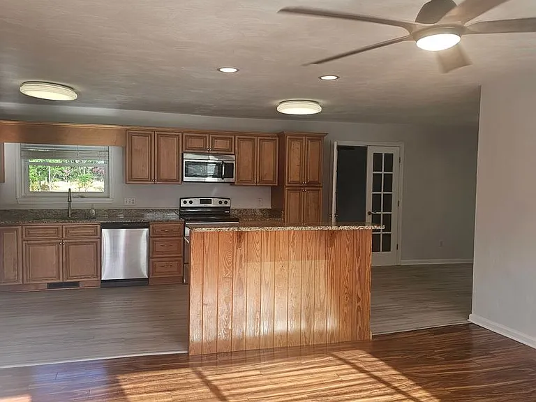 1068 Sharon Dr — Photo 2