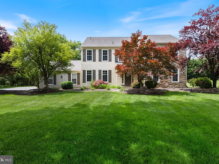1099 Armstrong Ct — Photo 1