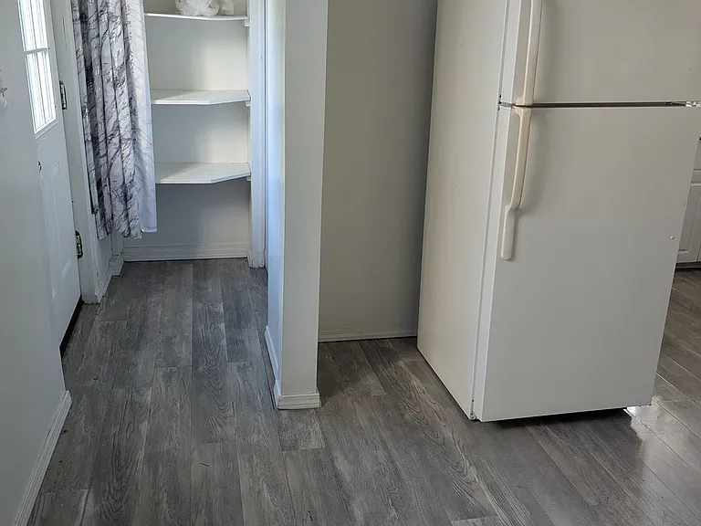 205-207 Ravine Ave #205 — Photo 2