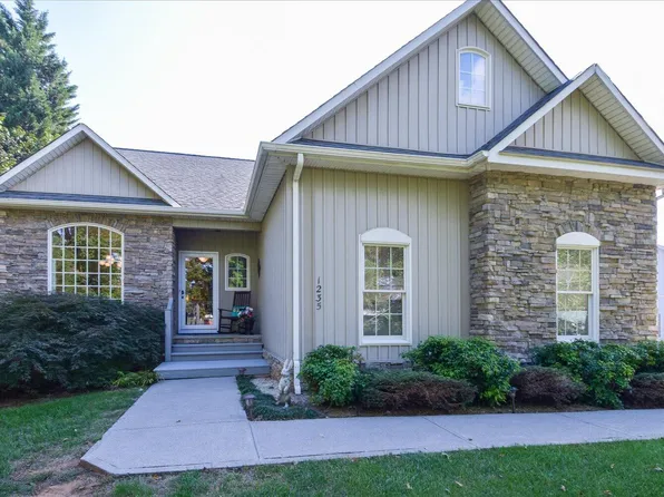 1235 Mountain View Rd, Vinton, VA 24179