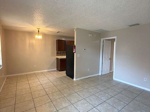 4th image of 2227 Leo Dr #B