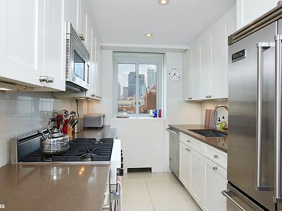 3rd image of 200 E 66th St APT C1503