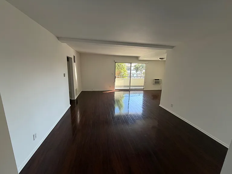 221 S Doheny Drive — Photo 9