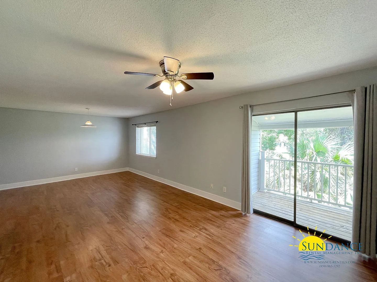 Lovely 2 Bedroom Waterfront Condo In Shalimar — Photo 3