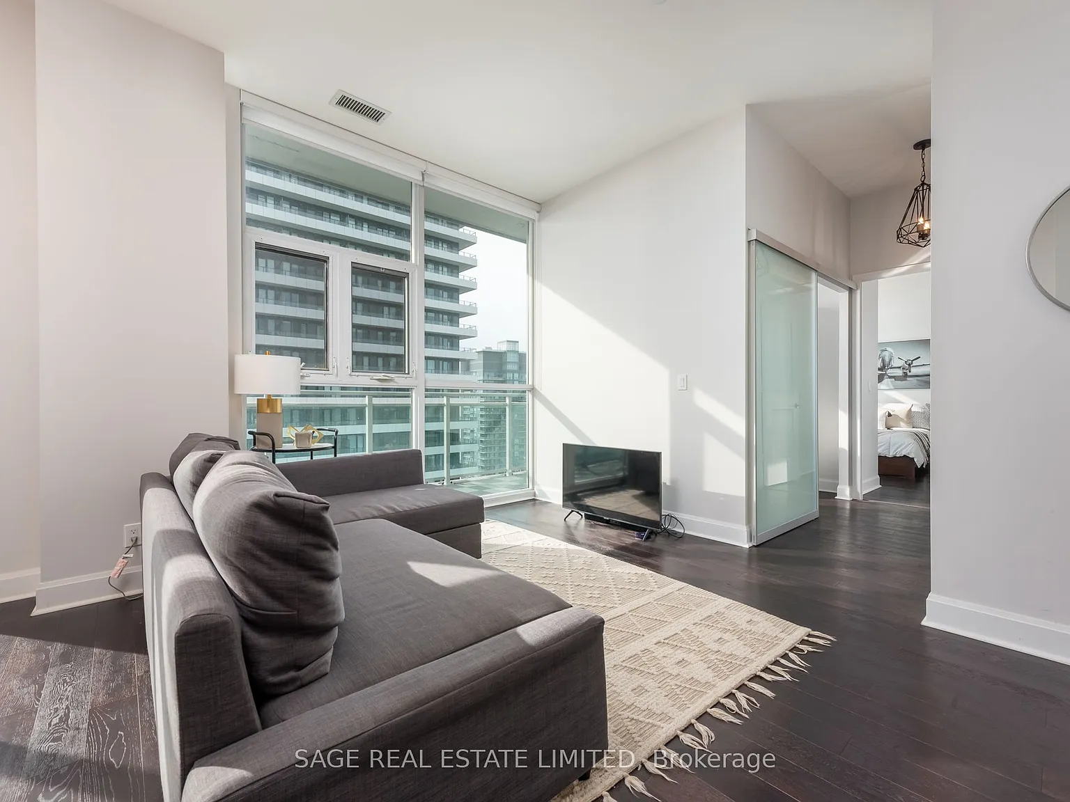 Jade Condos — Photo 3