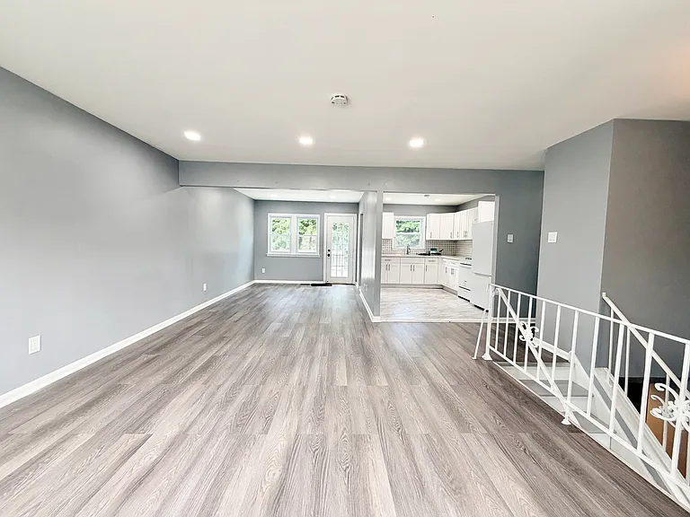 309 Ellis Ct — Photo 2