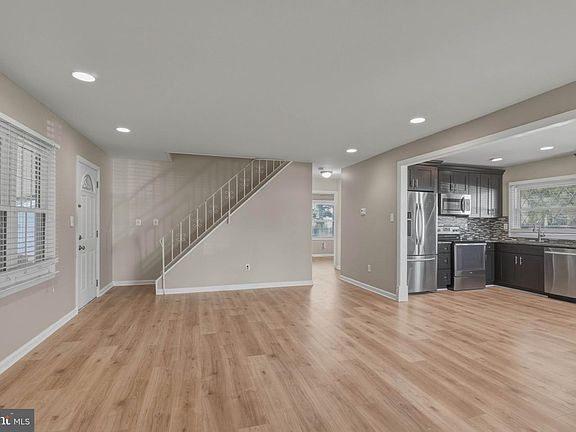 4th image of 8 Sedgwick Ln