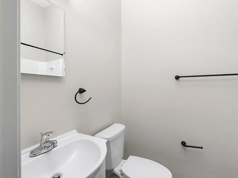 222 E Beverley St #2B — Photo 8