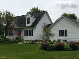 9981 Bainbridge Rd, Chagrin Falls, OH 44023