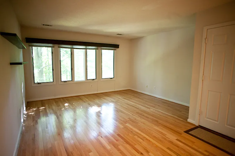 Renovated Townhouse-style Apartment Close to Campus. — Photo 2