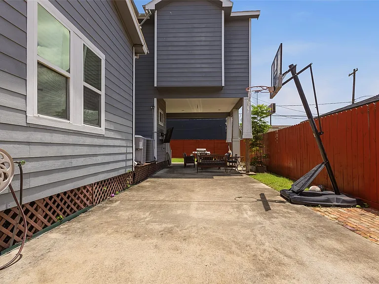704 Vincent St — Photo 37