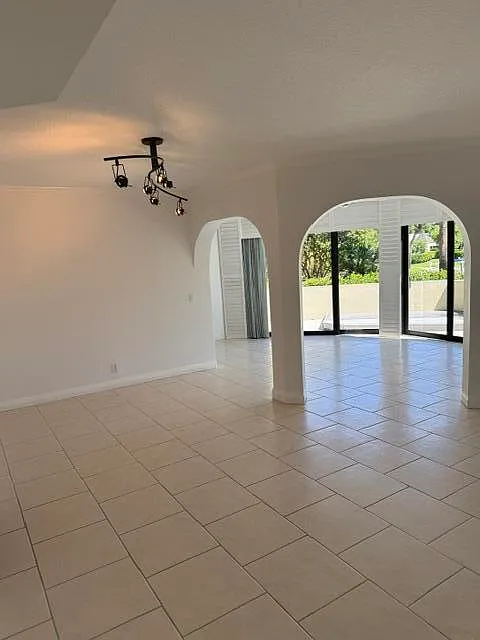 3 bed, 3.0 bath, 2580 sqft, $6,000 — Photo 2