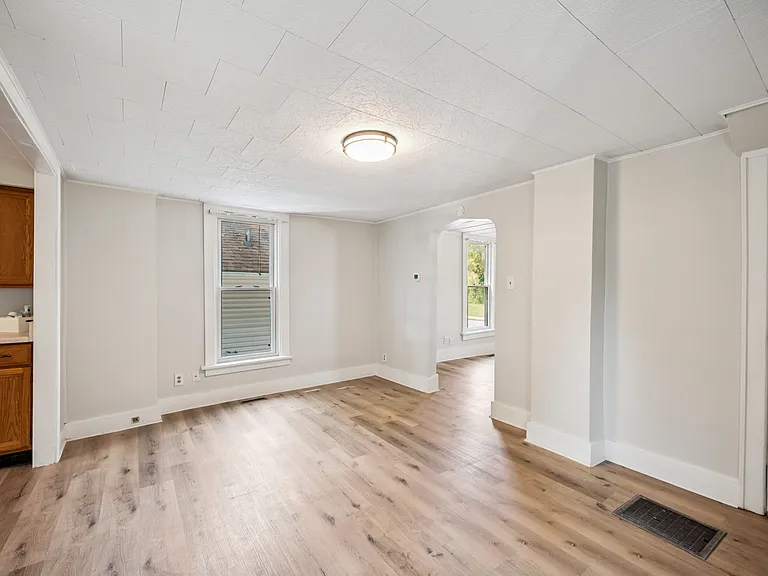 536 N Cedar St — Photo 6
