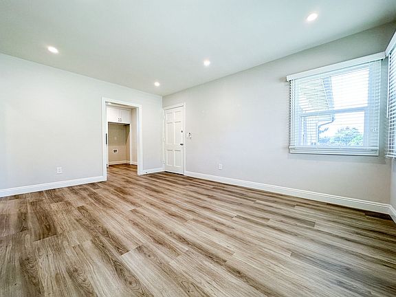 5th image of 32 N Marengo Ave #32E