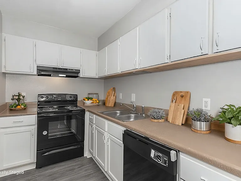 Ravenwood Apartments — Photo 3