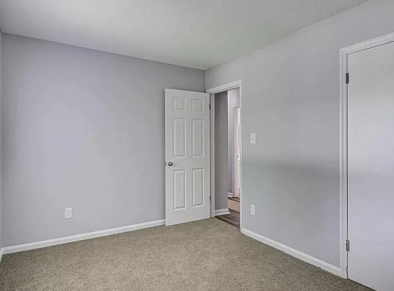 409 W Vandalia Rd — Photo 17