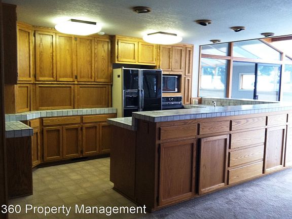 3rd image of 121 NE Midway Blvd #201