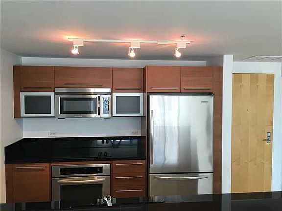 3rd image of 244 Biscayne Blvd APT 2510