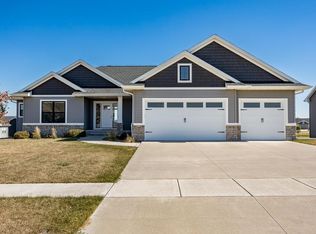 3098 Windsor Dr, Robins, IA 52328
