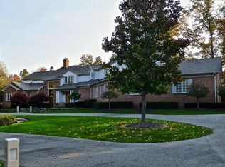 17970 Island View Cir, Chagrin Falls, OH 44023