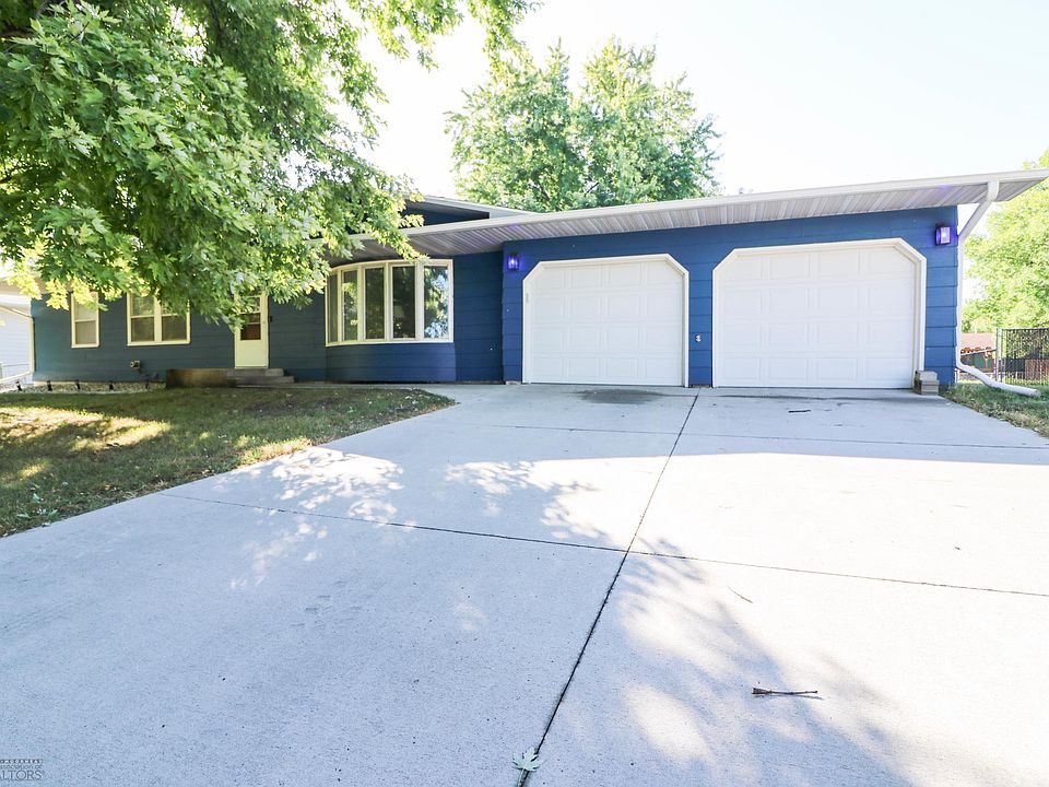 1st image of 301 11th Ave E