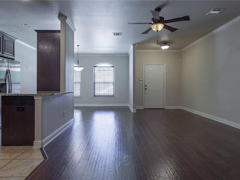 1805 Desoto Dr — Photo 3