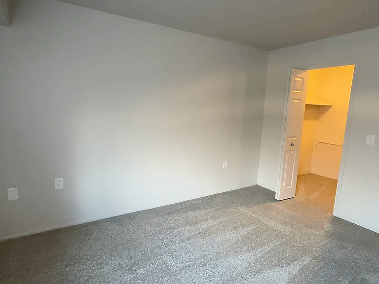 Three Oaks Apartments — Photo 39