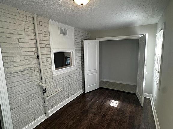 5th image of 554 Sandridge St