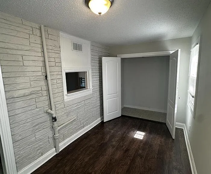 554 Sandridge St — Photo 7
