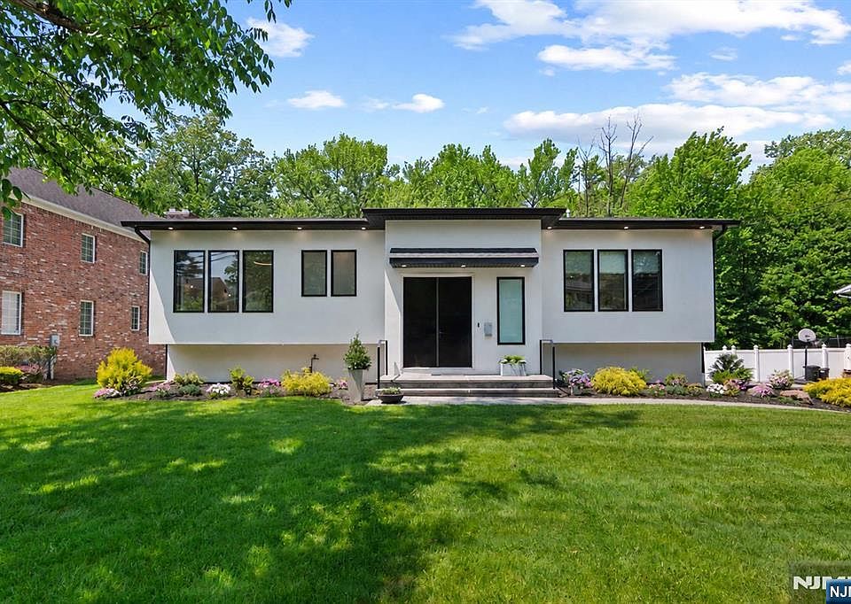 1st image of 284 Castle Dr