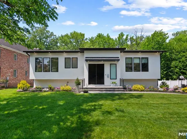 284 Castle Dr, Englewood Cliffs, NJ 07632