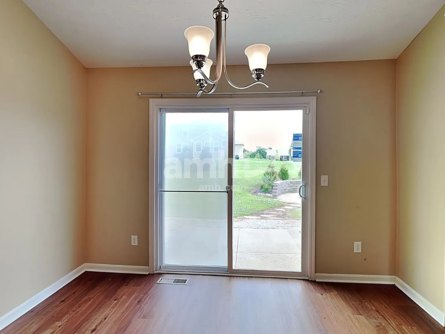 3 bed, 2.0 bath, 1587 sqft, $2,570 — Photo 4