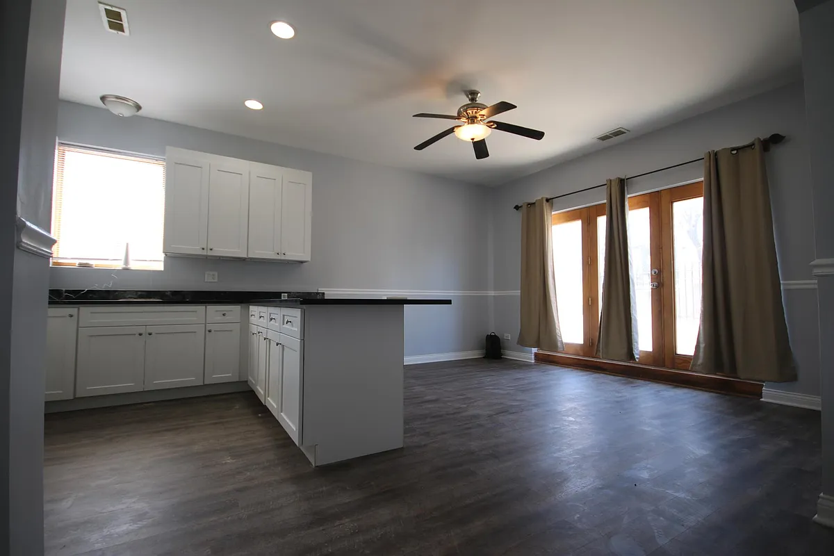 Living Room/Kitchen - 911 S Sacramento Blvd #1