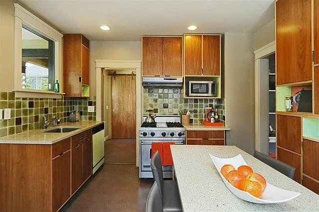910 E Miller St — Photo 5