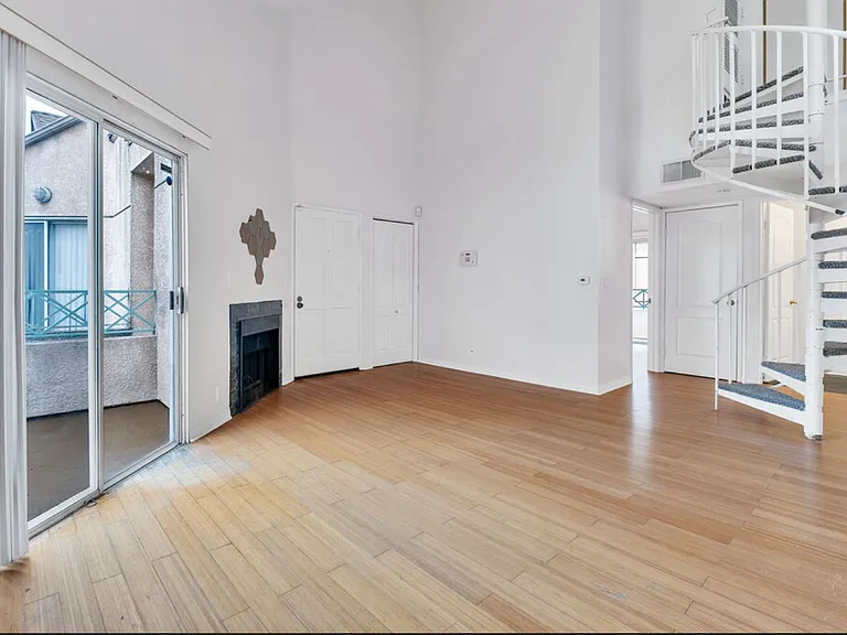 610 Venice Way #203 — Photo 3