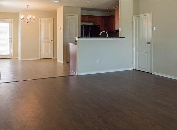 2nd image of 703 Alamo Plaza Dr